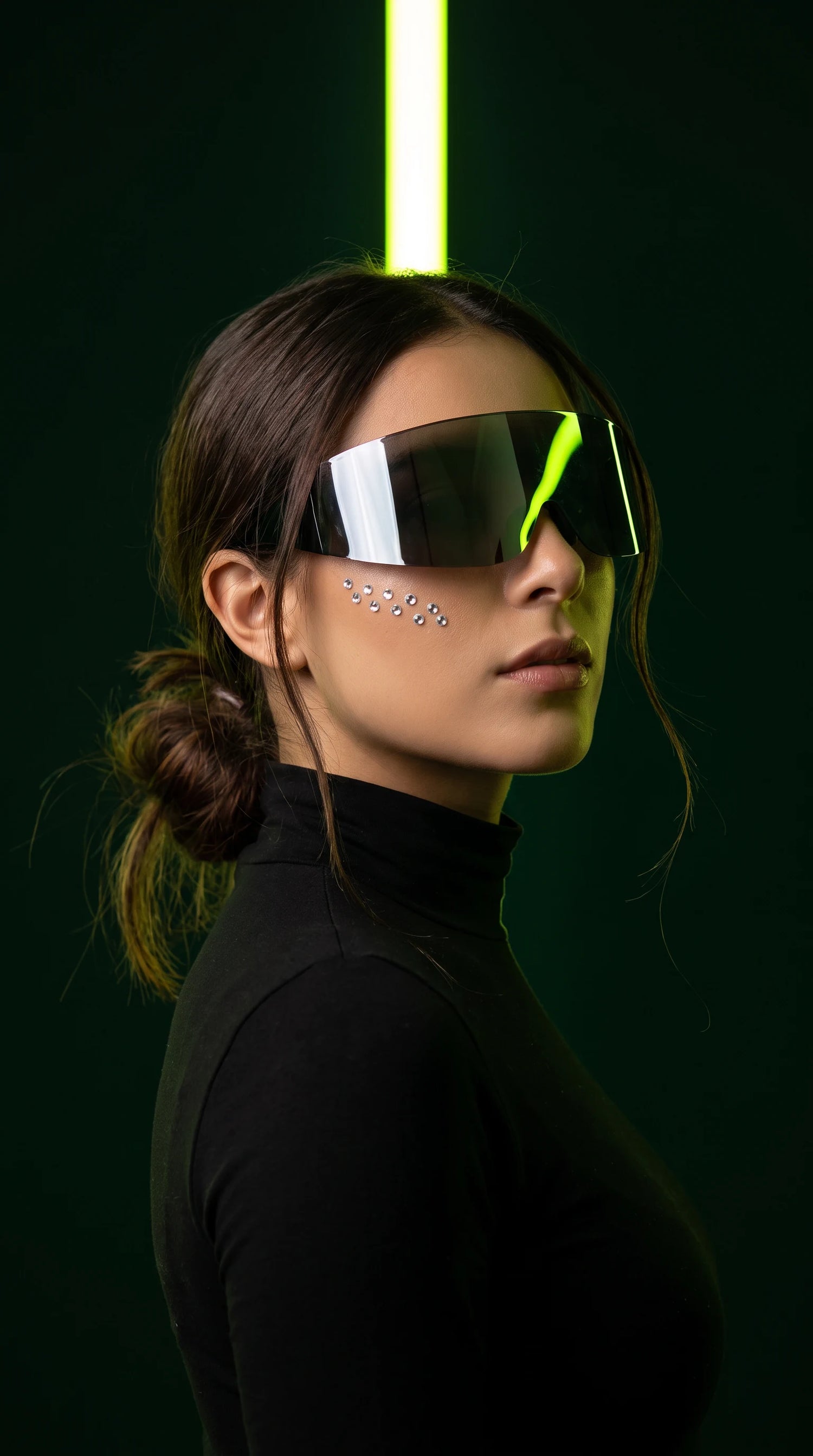 Retrato futurista con gemas sueltas sobre el pómulo